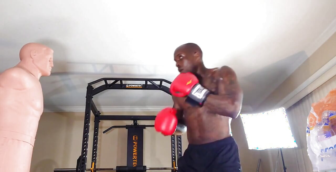 אימון איגרוף אימון פליומטרי, הידוע גם בשם קפיצה או אימון תגובתי, הוא סוג של תרגיל המשתמש בתנועות מתפרצות