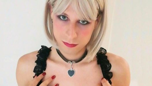 Sissy Janine calza delizia (mostrare capezzoli e cazzo)