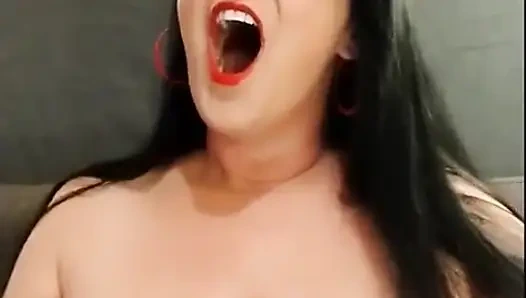 Lipstik merah uap topless