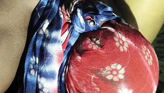 Волосы в киске твердые.