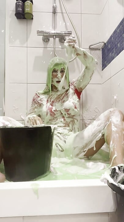 Pinke Torten zum gesicht und gunge Buckets über meinem kopf