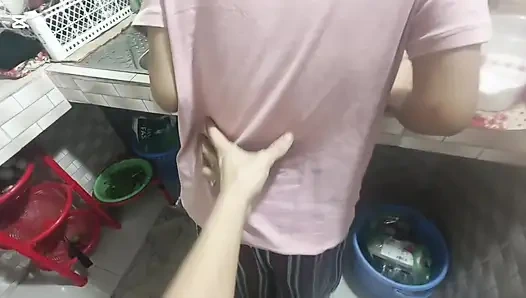 Video rekaman seks kakak tiri hot india lagi masak makan malam!