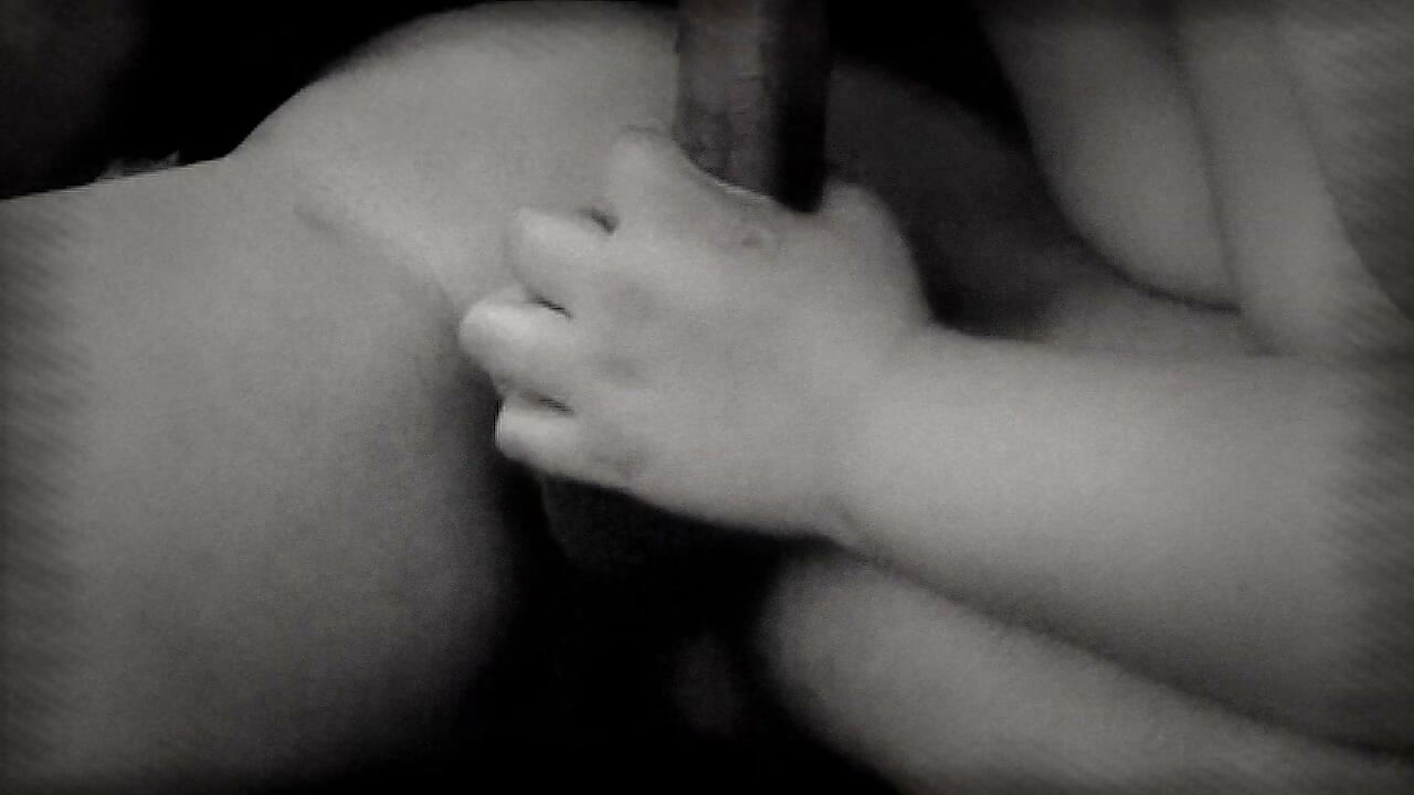 음란한 남자가 여친의 항문에서 자지를 빼서 입으로 박고, 결국 입 안에 사정한다.