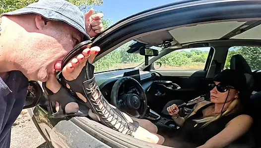 Diikat oleh pemujaan sandal gladiator terbaik dan dominasi total
