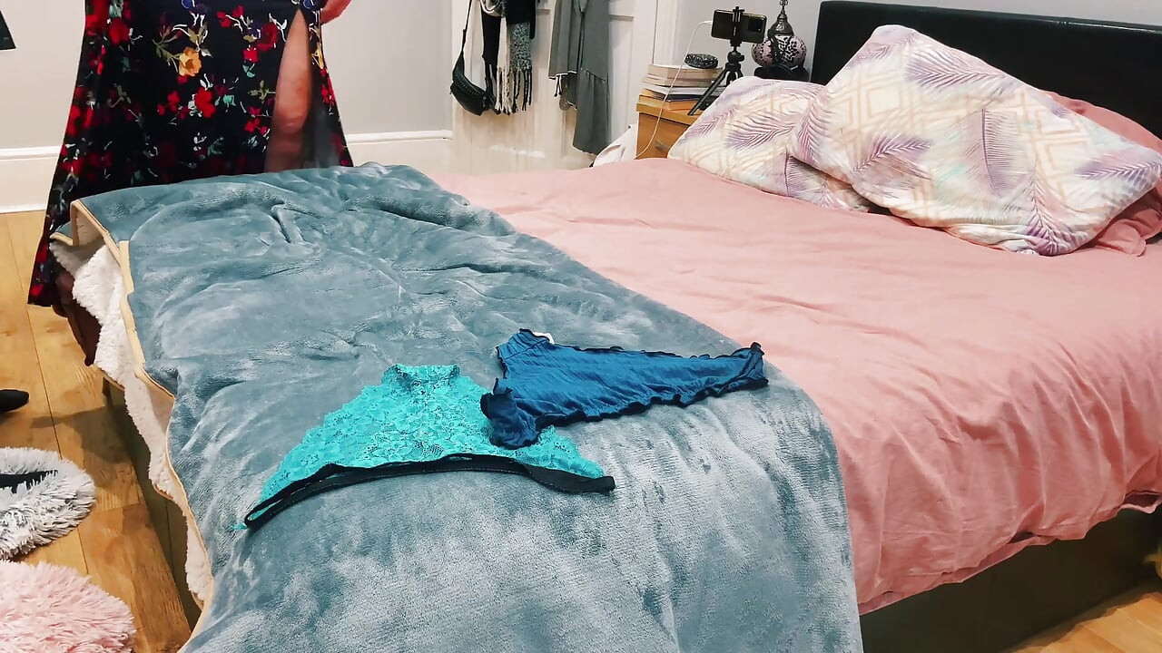Ateşli İspanyol orta yaşlı seksi kadın külotunu kokluyor - sapık genç erkek avcısı oyunu