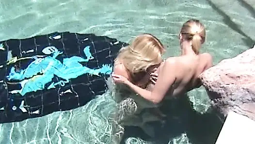 Persiapkan seks foursome yang bikin kamu bahagia