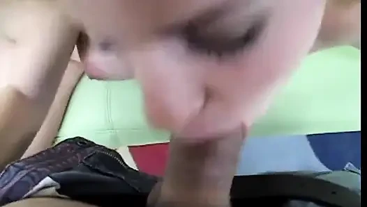 POV-blondine mit kleinen titten lutscht riesigen schwanz und wird dann von hinten besahnt