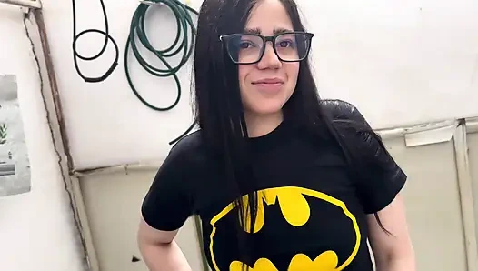 Tetangga saya naik ke atas untuk membantu saya dengan pekerjaan