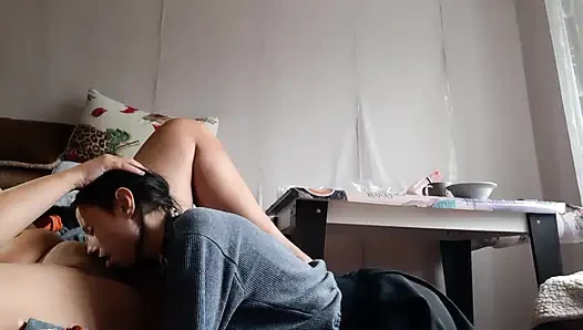 Aku nyepong kontol pacarku sambil nyepong, ciuman, dan jilat memekku