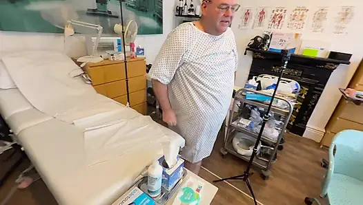 Bölüm 2: Bay Hughes küçük penisine yardım etmek için uzmanı matron satana'ya gidiyor