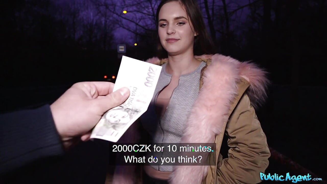Agent - studenta de 20 de ani Taylee Wood își expune țâțele mari