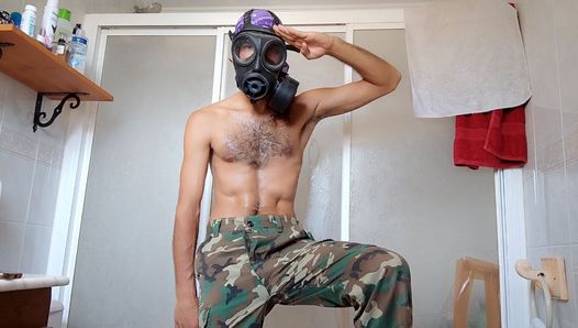 Militar com máscara de gás