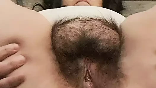 Abriendo las piernas, mi coño se calienta y quiere una polla muy dura.