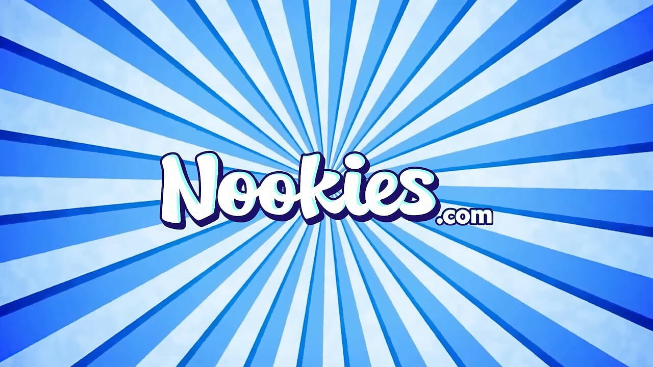 Naomi Foxxx соблазняет паренька из бассейна, затем трахают