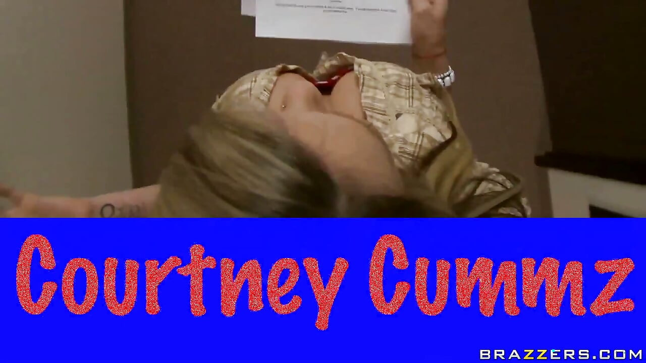 Brazzers University - Courtney Cummz تطلب من أستاذها Keiran Lee أن يساعدها في تصوير أول بورن لها