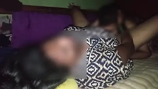 Hintli karım yatağa girmeme bile izin vermiyor. Seksi Hintli köylü evli kadının amını yalıyorum