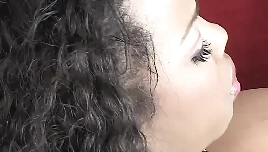 Genç kız göğüslerini emiyor ve vibratörle kendini orgazm ediyor