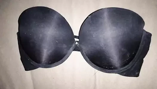 Cum üzerinde askısız siyah sutyen 10c