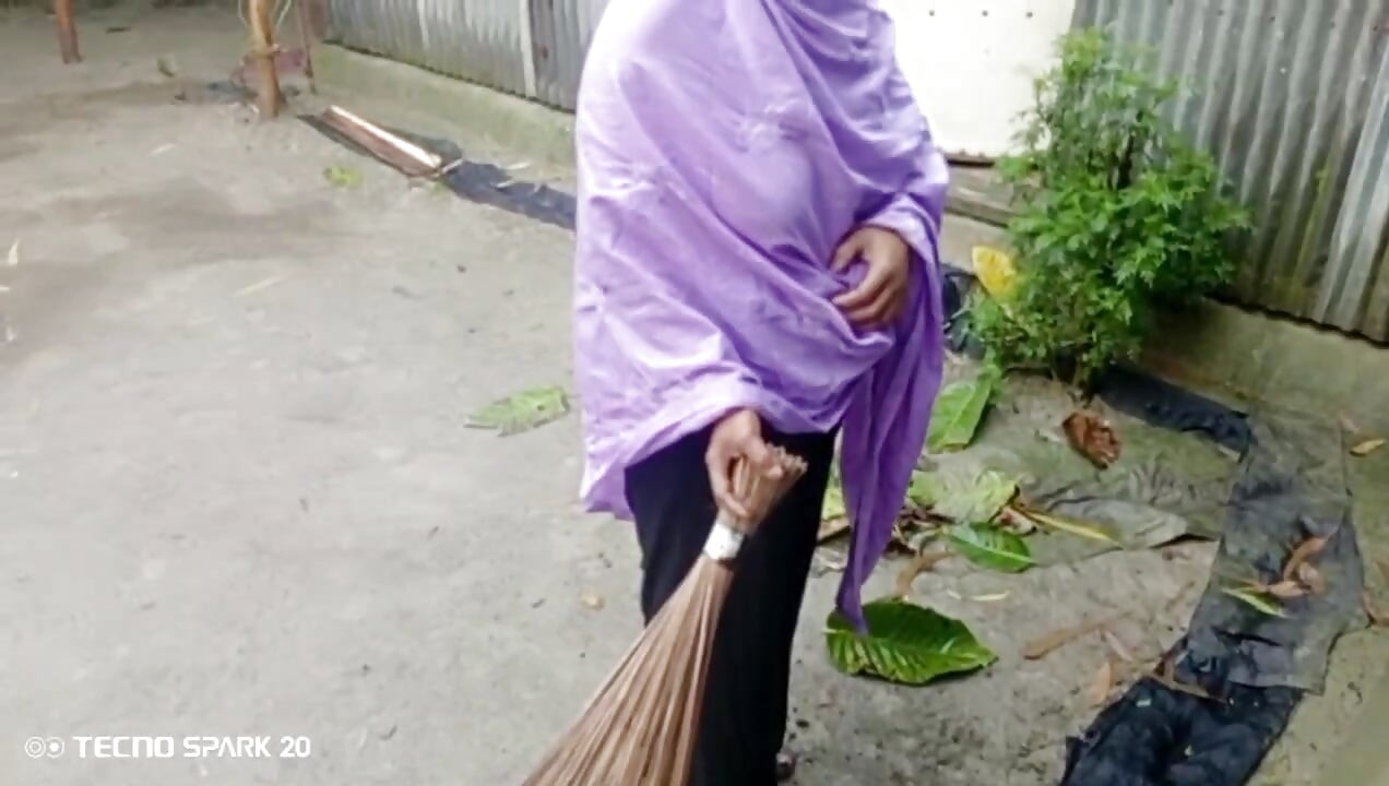 Menina varrendo o quintal nua na chuva - cena ao ar livre
