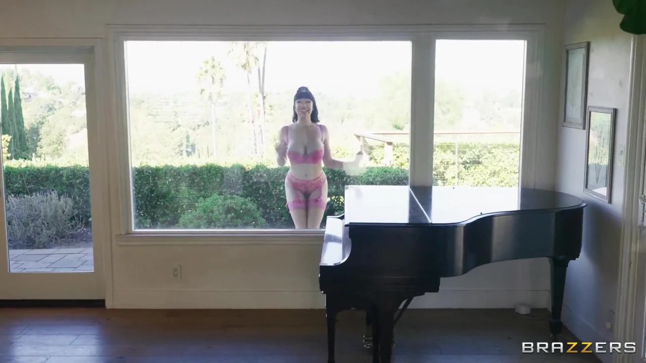 Brazzers - After a Fight with Her Boyfriend, Lil Puck Gets Locked Out of Her Place so She Cheats