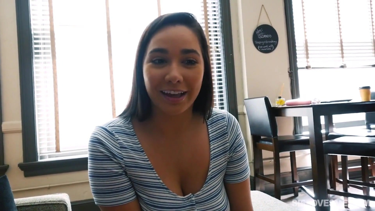 温泉は生のクソに彼女の義理の兄弟を誘惑します