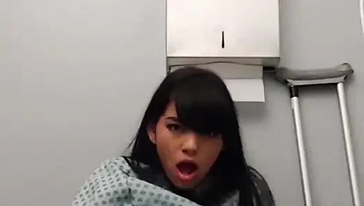 İri göğüslü büyük götlü karantinadaki genç kız hastane odasında mastürbasyon yaparken neredeyse yakalanıyor