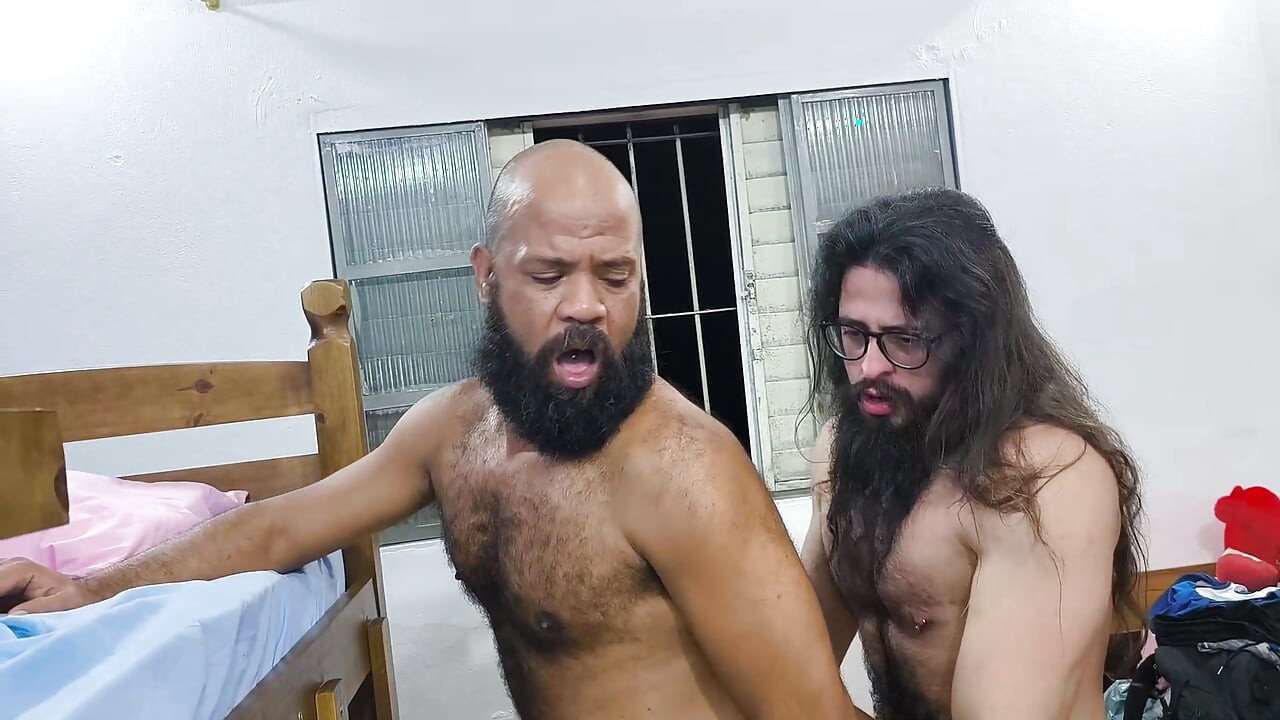 revezando o cu do ursão safado