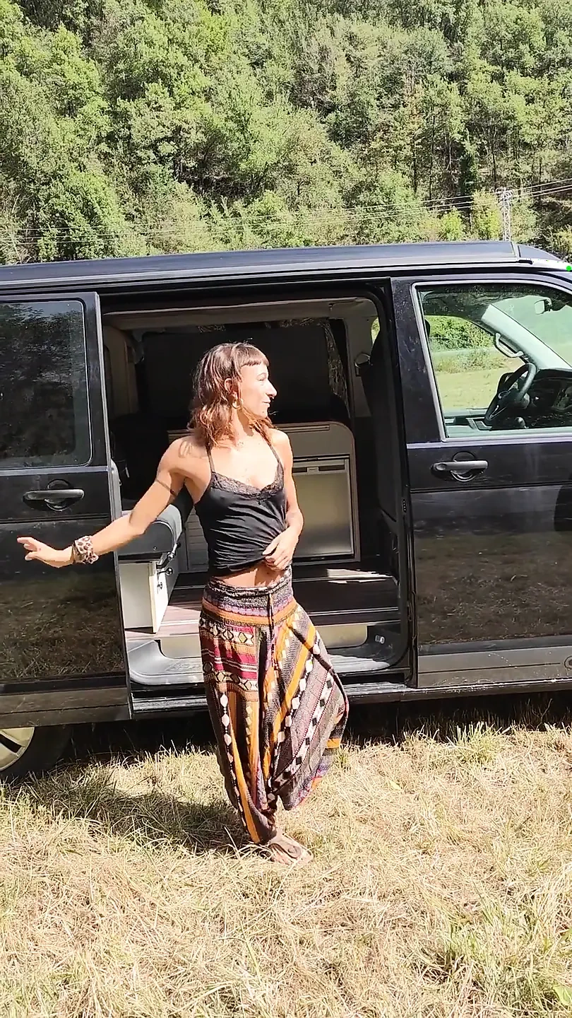 在街上我的面包车旁边自慰