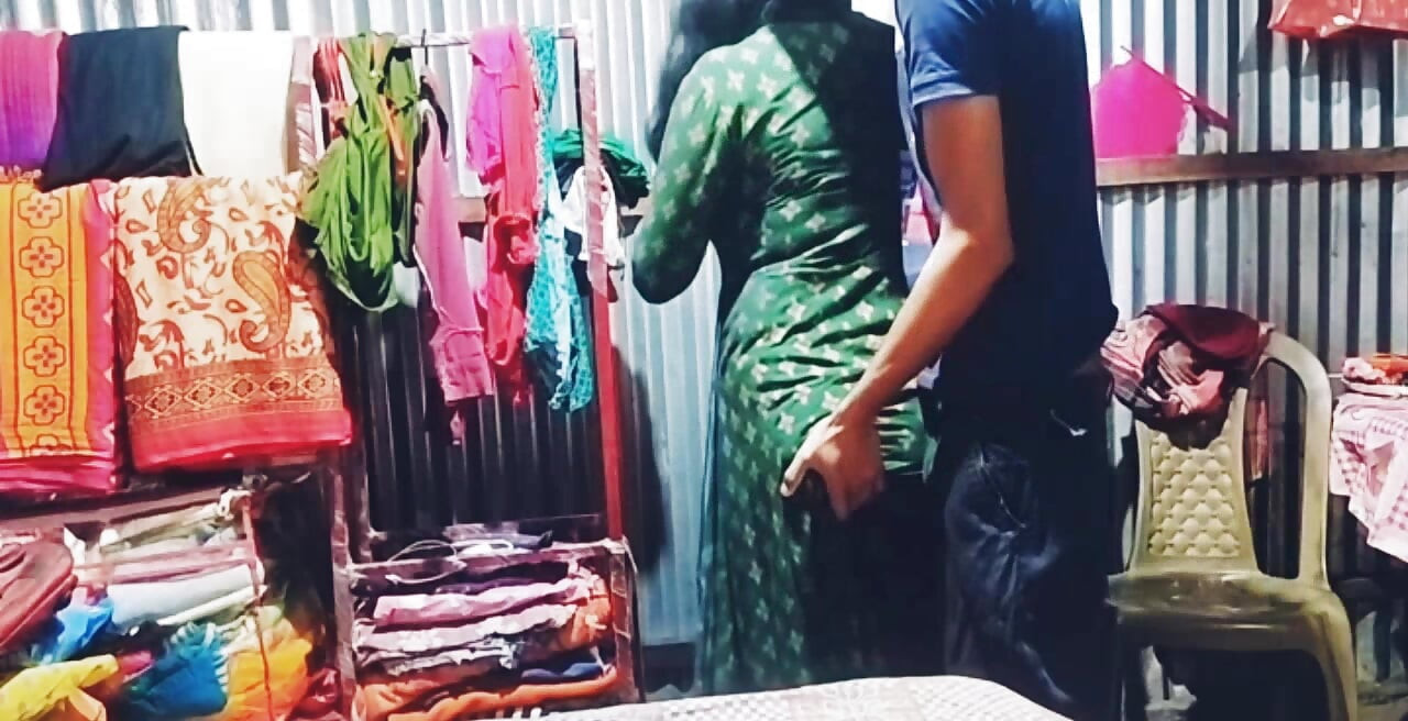 초록색 정장 입은 큰 가슴 대학생과 방에서 하는 하드코어 섹스