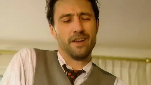 Мускулистый босс дрочит хуище и трахает пальцами задницу - взрывной камшот!