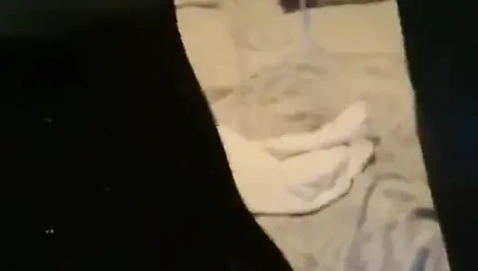 Üvey babam bizimle taşındı ve gece geç saatlerde biraz eğleniyoruz