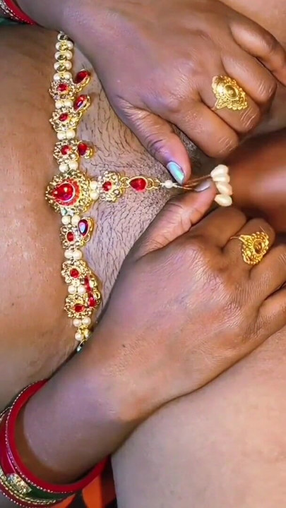 Pregnant suman bhabhi ke chut me bhaiya hanth ghussa ke paani nikal diya.hot jawan aunty ko boyfriend ne Dogg style me but pela. | Clip 1