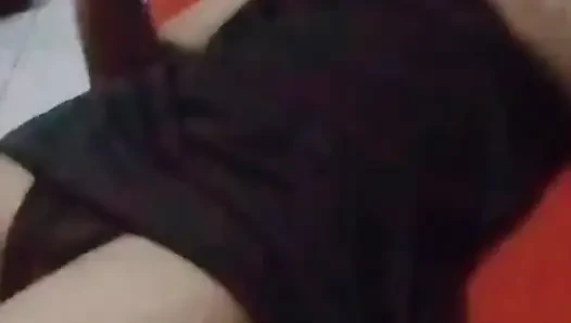 Güzel kız telefonuyla rahatlıyor