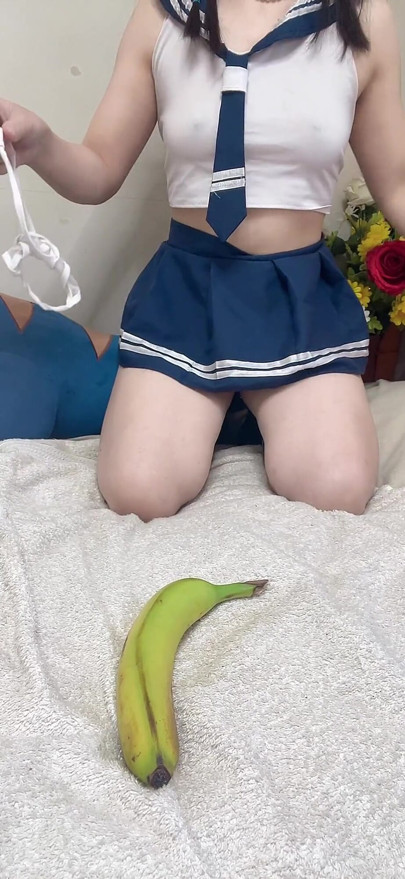 Muz meyvesi tarafından amcığı sikiyor harika video