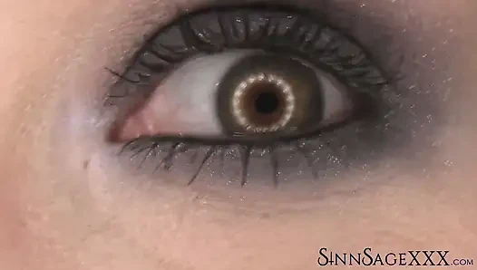Sinn Sage kamera görünümü için yakın çekimde güzel hazel gözlerini öne çıkarıyor