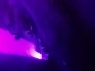 紫色の光ディルドプレイ
