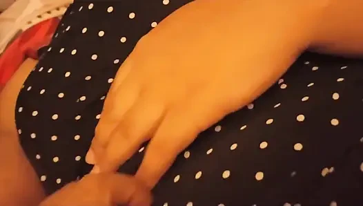 Temizlikçi kadını bana amını göstermesi için ikna ettim