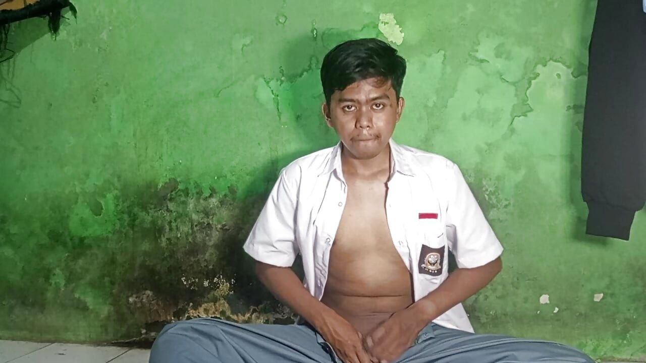 Young man tries round nude