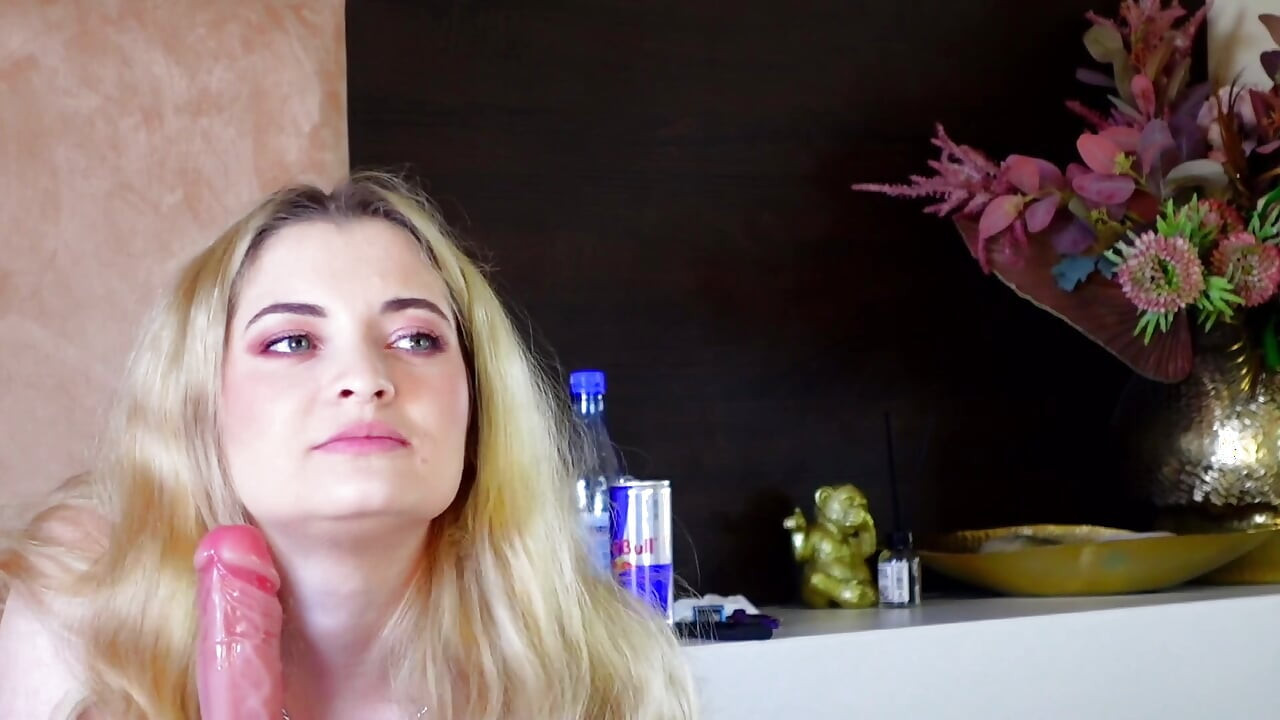 Luxa Cole muestra sus tetas naturales y chupa un juguete