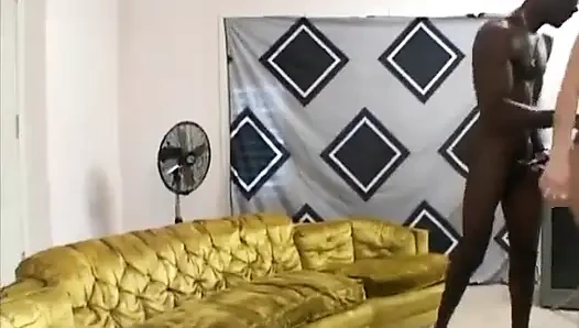 Brünette brünette milf wird in den arsch gefickt, bevor beim interracial sex sperma auf ihre titten verschüttet wird