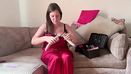 Дама в красном, многократный оргазм наслаждается раздеванием в окне, где каждый может увидеть, в то время как она ублажает себя