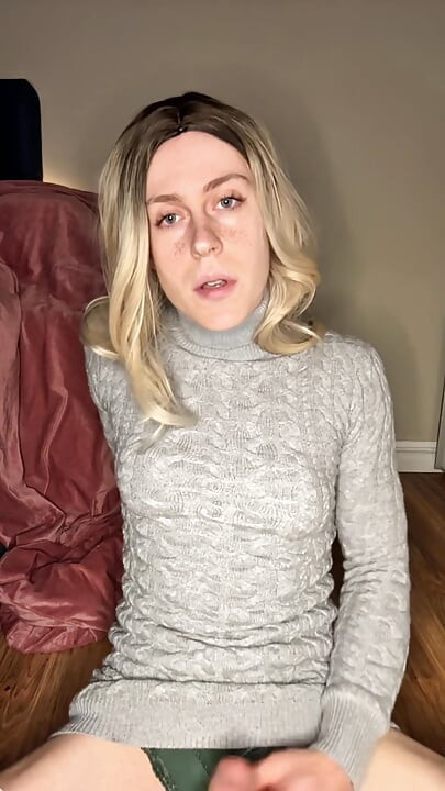 19歳の小さなトランスガール、ペニスと射精に乗る