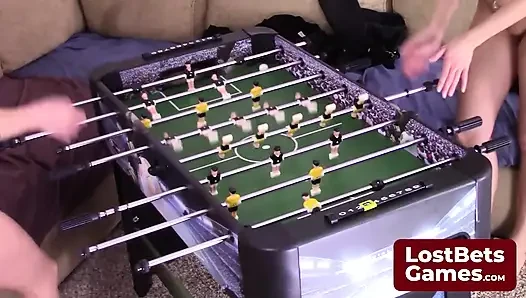 Dua sahabat menavigasi permainan komedi strip foosball ini