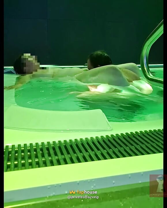 18-letni Fan Dostrzegł Mnie W Publicznym Spa I Napełnił W Wannie Z Hydromasażem
