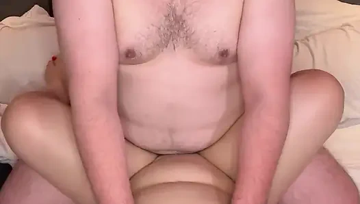 Пухлый мужик платит мне, чтобы он смог мне