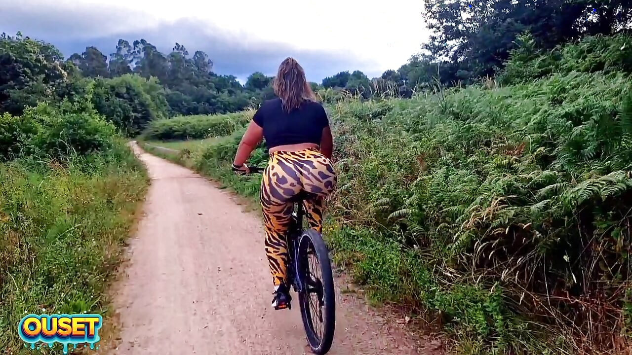 Big ass in tight leggings rides through the woods on a bike and ends up sucking and fucking outdoors with her huge ass