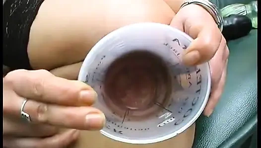 Çoraplı esmer seks oyuncakları, yemek ve şişelerle deliklerini baştan çıkarıyor