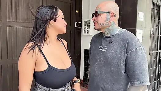 Я узнаю, что мой бойфренд влияния соблазняет девушек на улице и трахает их в моей постели, в конечном итоге, мы имеем тройнички