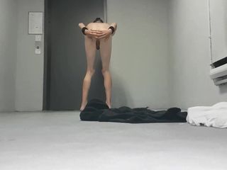 Femboy kurus seksi telanjang telanjang menunggu lift