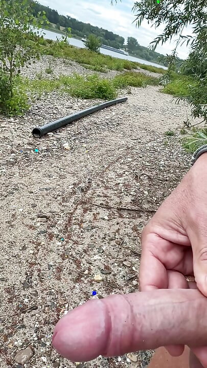Colmek dan semburan sperma besar di pinggir sungai
